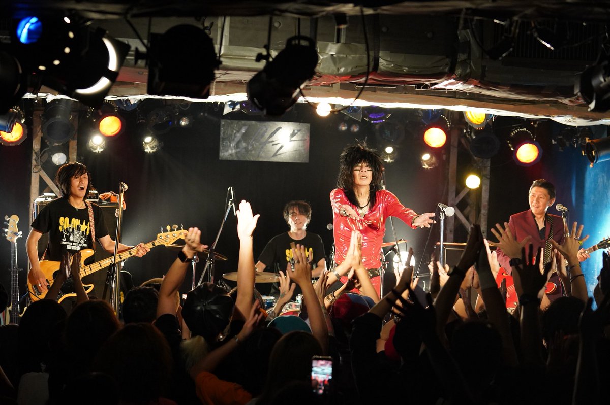 soong_kohey's tweet photo. ワンマン翌日、嵐の東京から9時間かけて京都に戻って来るにつれ見えて来る晴れ間が、お疲れさんと出迎えてくれているようで少し疲れがやわらいだ。

15年前のセットリストが色褪せて、ロフトに巣食う魔物の皮膚にへばりついてる様だった。また戻ってきますね。 https://t.co/IqJbJf7Kg6