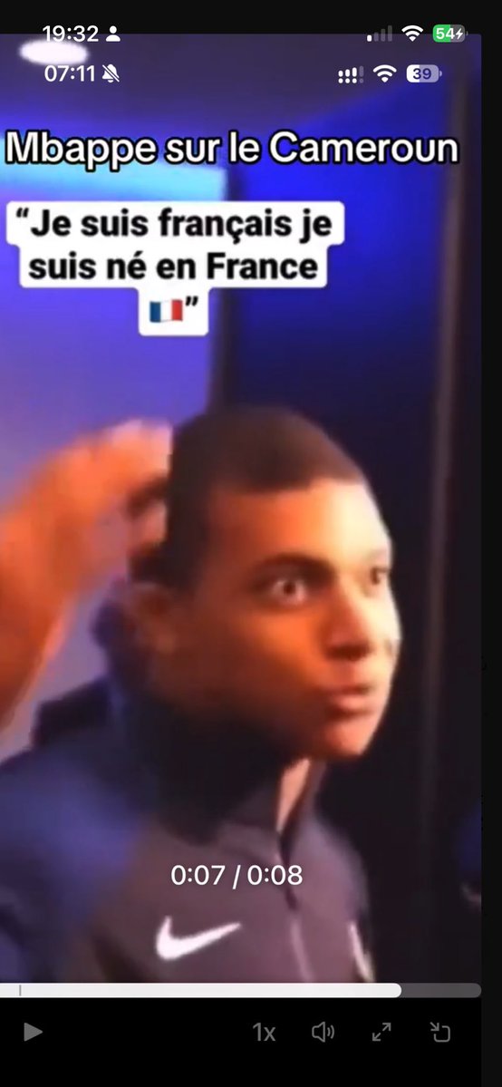 qiseefud's tweet photo. Il profite de tout ce que la France lui apporte, mais au fond, les intérêts des Européens, il s’en fout. Il méprise le Cameroun qu’il trouve arriéré, et maintenant il vient quémander ses votes.

Putain, faut avoir reçu quelle éducation pour devenir quelqu’un d’aussi minable ? Cette famille d’hypocrites me donne envie de vomir.