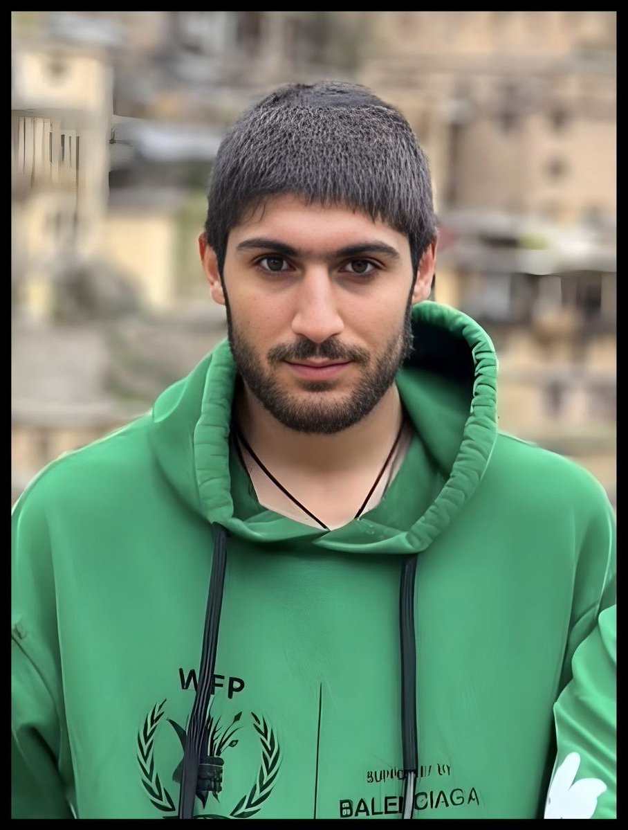 Hoorieh81's tweet photo. این حرکت عرفان یادتونه؟
عکس خامنه‌ای را پاره کرد و بی‌هراس ایستاد؛
دوساعت بعد، مقابل فرمانداری آمل، گلوله‌باران شد.

چهارسال گذشت... #عرفان_رضایی https://t.co/6HKf8uxgPz