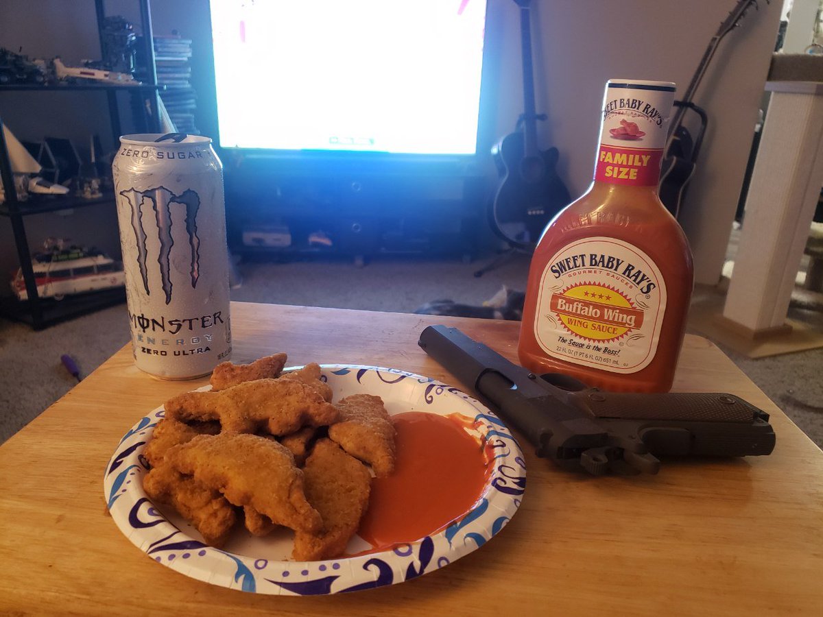 NoonTheWolf's tweet photo. Boy dinner https://t.co/AMTFA5h4Ie