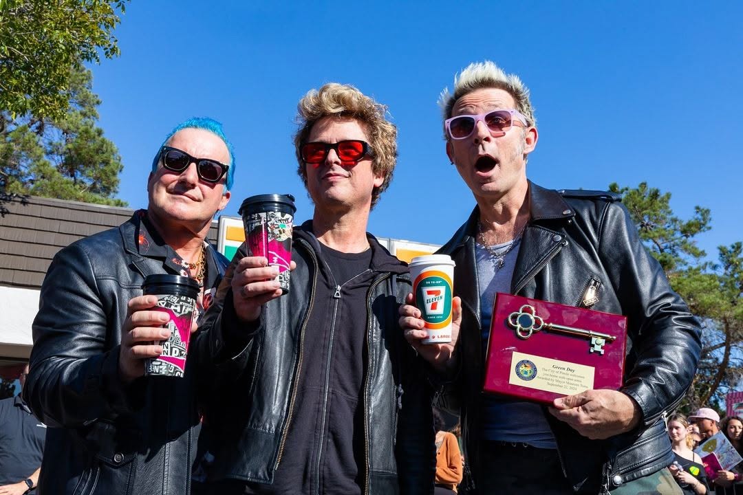 greenday_ita's tweet photo. Hundreds of fans of the punk rock band Green Day cheered as Pinole city officials honored the band members for their impact and ties to the local community with the key to the city, a commemorative plaque and mural outside a 7-Eleven store on September 22, 2024.
#greenday https://t.co/43tYgKFc9t