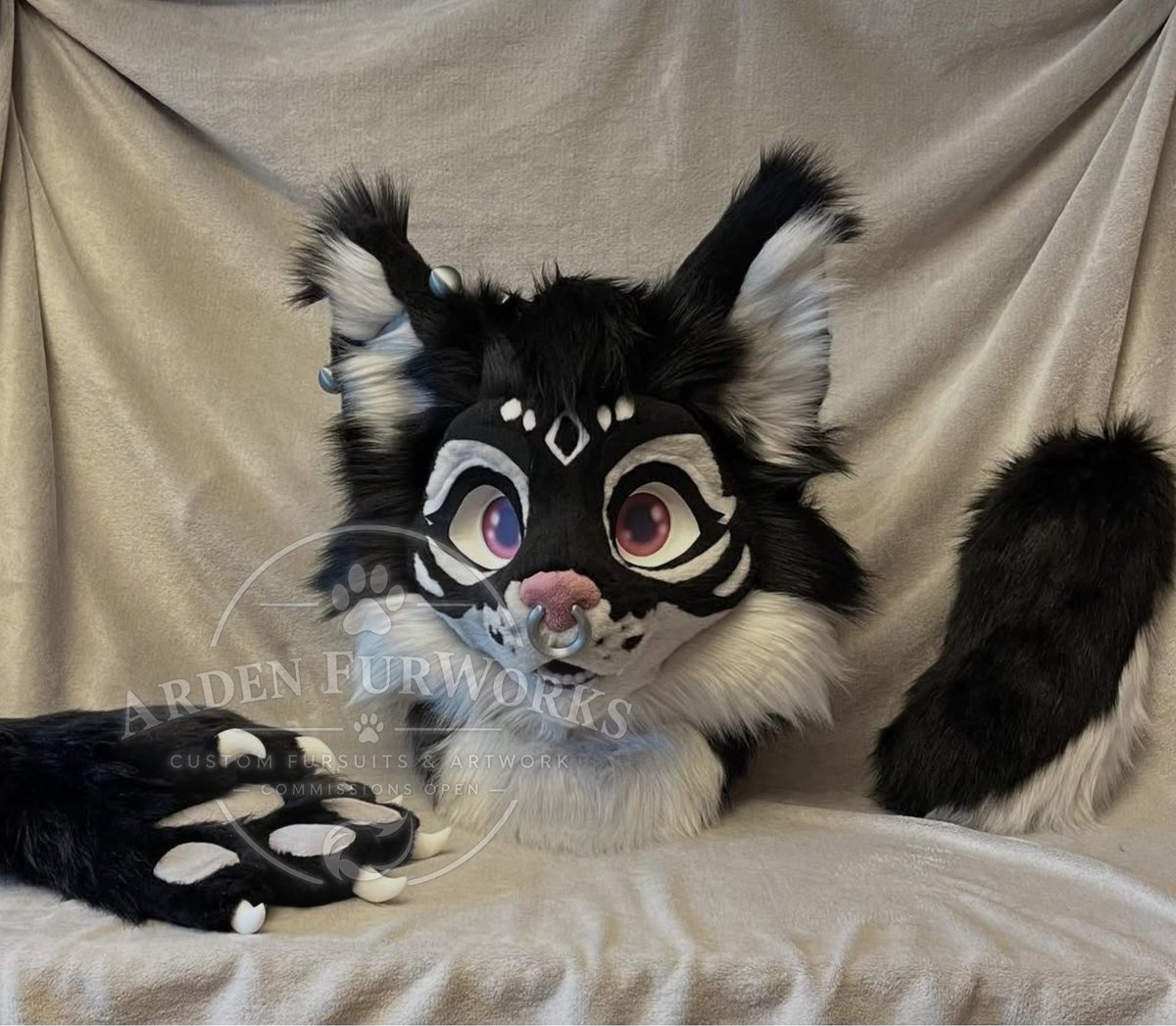 ArdenFurWorks's tweet photo. Another custom partial fursuit brought to life from the detailed head to the fluffy paws and tail every piece was crafted with care commissions are open
.
.

.
#Fursuit #FursuitMaker #PartialFursuit #Furry #Fursona #CustomFursuit #FursuitCommission #Fursuiter #FurryArt https://t.co/hZRaZ2BGqX