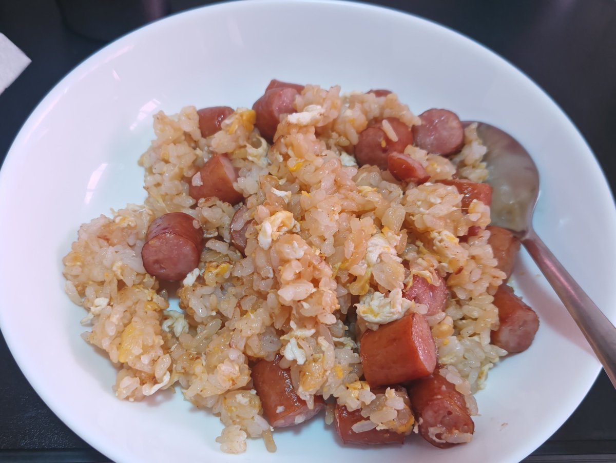 DIGI_'s tweet photo. ローソンの一点突破ごはんウインナーの方は卵入れて焼き飯にして食べた、ぼだっこ風は…うん塩気のある鮭のほぐし身だったよ https://t.co/69bqVSQHlD