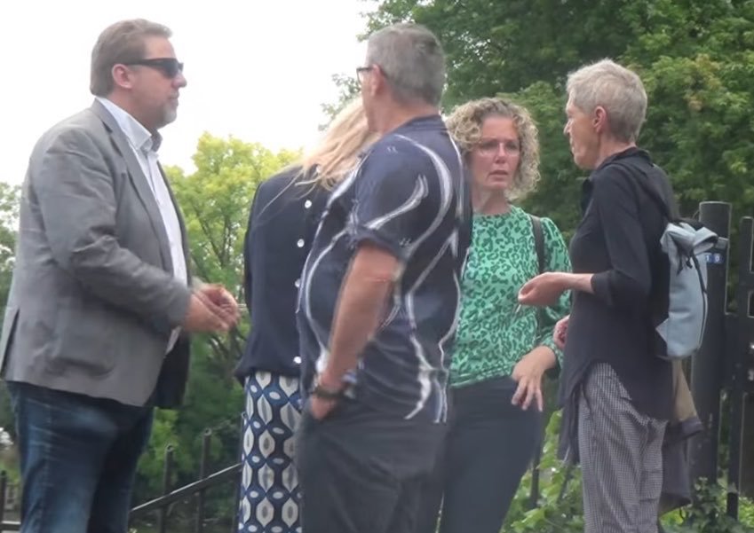 SSimpele's tweet photo. @andremilek @ArchibaldIsBoos @chrisklomp 🤣🤣🤣

Club van lelijke mensen https://t.co/hWFOduPHmd