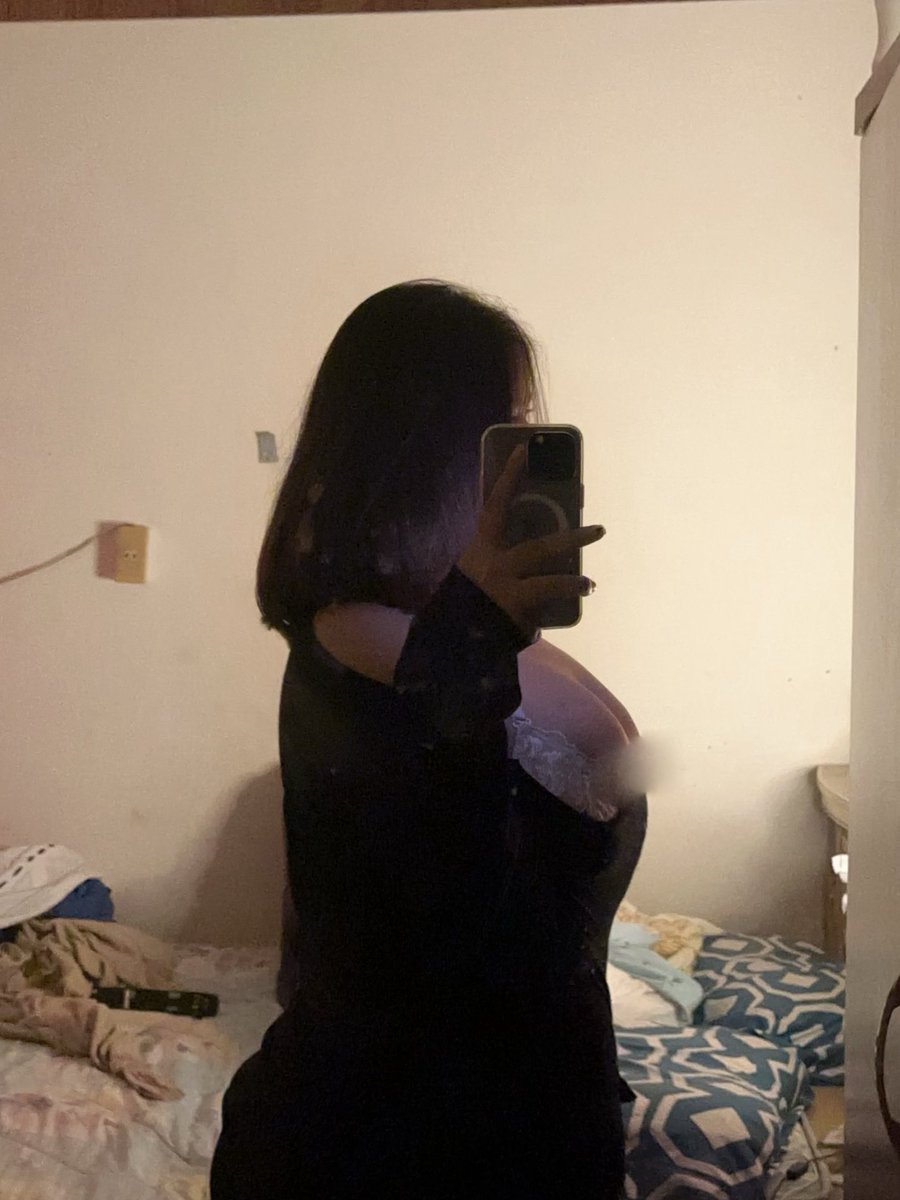 darphinx's tweet photo. c’m 2 my room 🐰 #le #wlw #les #mf https://t.co/5NxONZTJiv