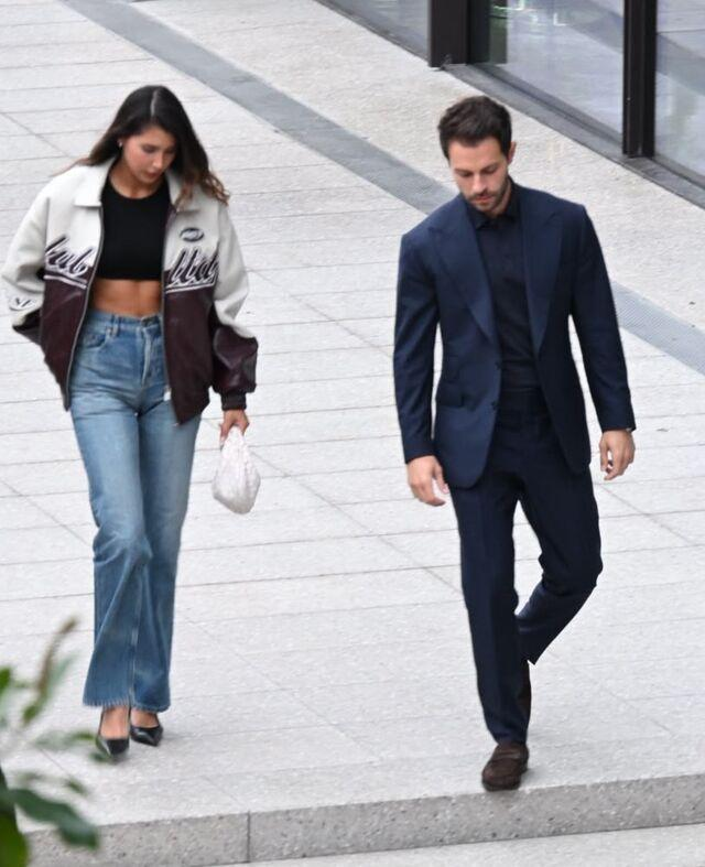 onedio's tweet photo. Hakan Sabancı, bir çağdaş sanat fuarının açılışına İspanyol model Tatiana Panakal ile katıldı.

📌 Davete tekneyle gelen ikilinin aşk yaşadığı iddia ediliyor. https://t.co/00Q8yohZ0b