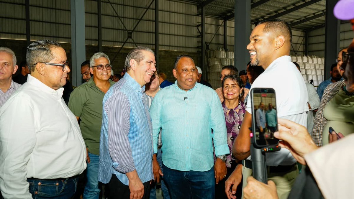 deyvy_santana's tweet photo. El empresario Negro Hernández, diputado y miembro del Comité Central, recibe en sus oficinas a Francisco Javier García, en un encuentro de trabajo, compromiso y unidad de cara al 18 de octubre.

Le acompañan el alcalde de Jima, ingeniero Ignacio Céspedes, Joselito Abreu  de Jarabacoa y otros dirigentes de la provincia de La Vega.

Seguimos avanzando con firmeza y fortaleciendo el trabajo.