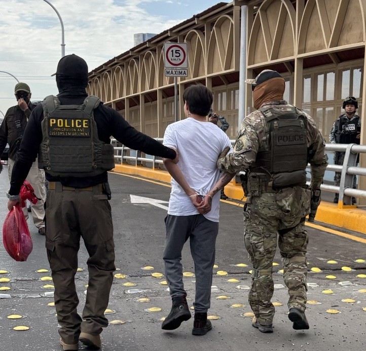 EROElPaso's tweet photo. ICE @EROElPaso removed an illegal alien of Mexico – a fugitive wanted for kidnapping &amp; theft in his home country w/a final order of removal. ERO officers turned over Getzael Baltazar to Mexican authorities at the Stanton Street International Bridge. #SaferStreets #BorderSecurity https://t.co/8FM41DfyQA