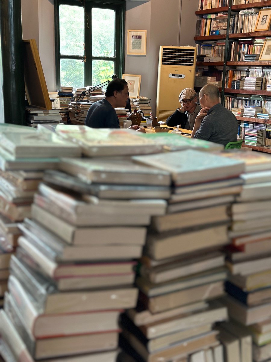HettieCorrlf's tweet photo. That spontaneous street moment when the afternoon sun hits the old bookstore corner—golden light + passersby’s casual steps = my favorite daily magic. https://t.co/Fd6tpXIuWd