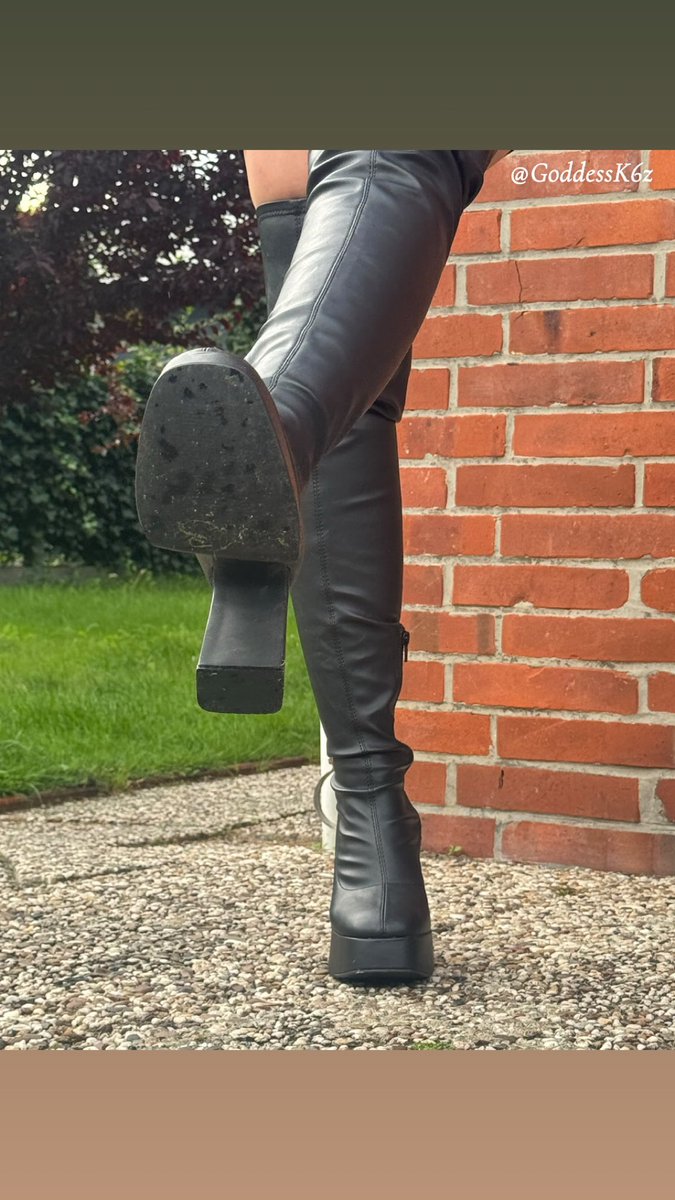 GoddesK6z's tweet photo. Ich sehe doch wie du sabbernd vor deinem Handy sitzt und dein Blick nicht los lassen kannst. Also sei brav und leck mir meine Stiefel sauber! 🥵

#shoes #feet https://t.co/VOPoLrCBKC