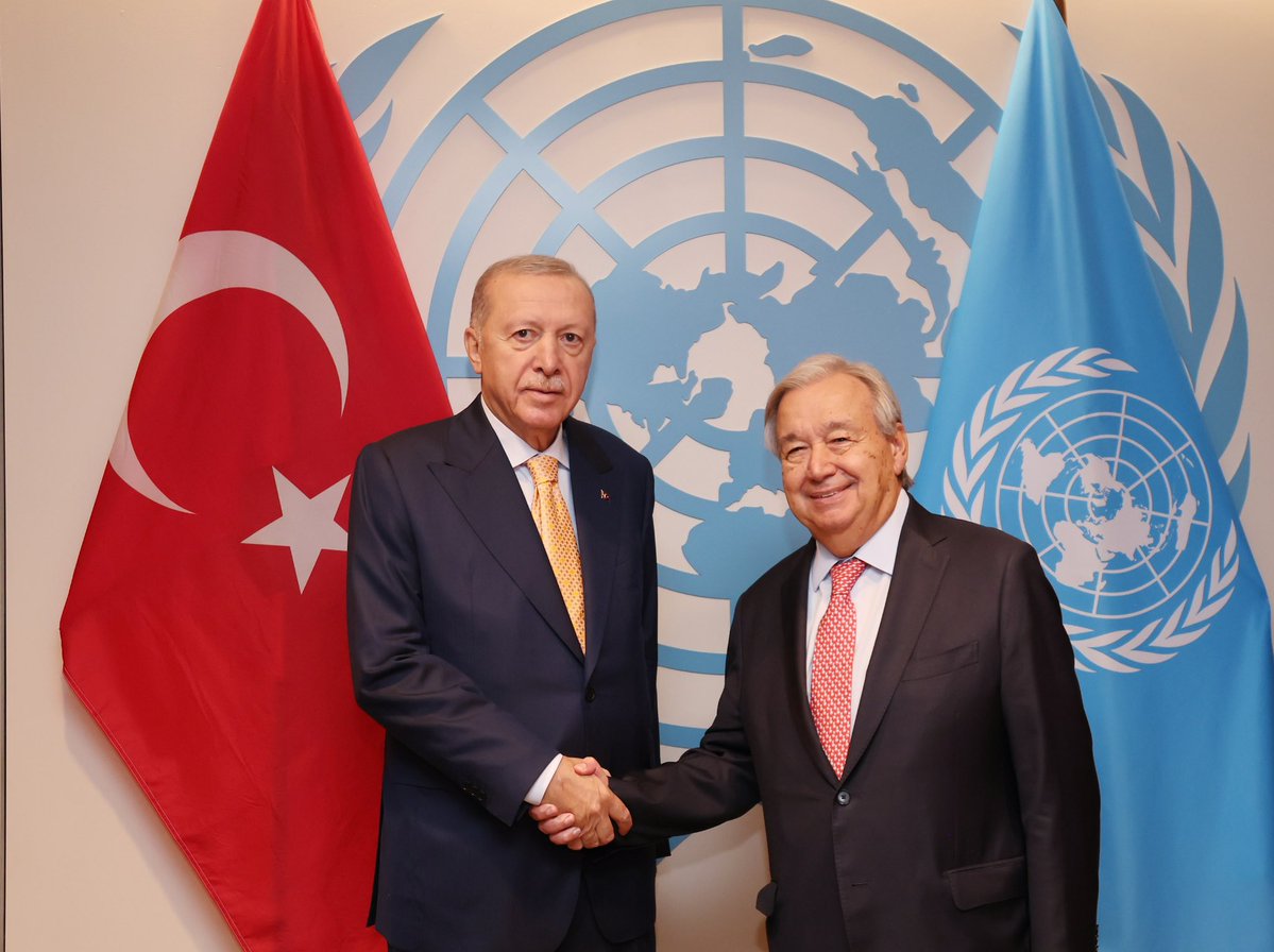 iletisim's tweet photo. Cumhurbaşkanımız Sayın Recep Tayyip Erdoğan, Birleşmiş Milletler 81. Genel Kurulu #ErdoganTheVoiceOfJustice (Adaletin Sesi Erdoğan) için bulunduğu New York’taki BM binasında Birleşmiş Milletler Genel Sekreteri Antonio Guterres ile bir görüşme gerçekleştirdi.

Görüşmede bölgesel ve küresel konular ele alındı.

Cumhurbaşkanımız, görev süresinin sonuna yaklaşan Genel Sekreter Guterres ile küresel barış ve güvenliği ilgilendiren pek çok konuda yakın çalıştıklarını ifade etti.

Cumhurbaşkanı Erdoğan, İsrail’in Gazze’de barış istemediğinin bir kez daha ortaya çıktığını, Batı Şeria’daki yerleşimci terörü ile Kudüs’teki kutsal mekanlara yapılan saldırıların durumu daha da kötüleştirdiğini, iki devletli çözüm zemininin korunması gerektiğini belirtti.

Cumhurbaşkanımız, İran ve Ukrayna’da tansiyonun düşürülmesi gerektiğini, Türkiye olarak diplomatik sürece bağlı kalınması için gayret gösterdiğimizi, Hürmüz konusunda bölge içinden doğacak bir sürecin fayda sağlayabileceğini ifade etti.

Cumhurbaşkanımız, Karadeniz’deki seyrüsefer güvenliği için taraflardan sorumlu tutum sergilemelerini beklediğimizi, Türkiye'nin Karadeniz'de ticaret gemilerinin hedef alınmasından rahatsız olduğunu belirtti.

Cumhurbaşkanımız görüşmede, Ada’da Kıbrıs Türk halkının egemen eşitliğini ve eşit uluslararası statüsünü tanımayan hiçbir önerinin netice vermeyeceğini söyledi.

Görüşmede Cumhurbaşkanımızın yanı sıra Dışişleri Bakanı Hakan Fidan, Çevre, Şehircilik ve İklim Değişikliği Bakanı Murat Kurum, Türkiye’nin BM Daimi Temsilcisi Büyükelçi Ahmet Yıldız, Büyükelçi Mehmet Güllüoğlu ile Cumhurbaşkanlığı Tarım ve Gıda Politikaları Kurulu Üyesi Mehdi Eker hazır bulundu.