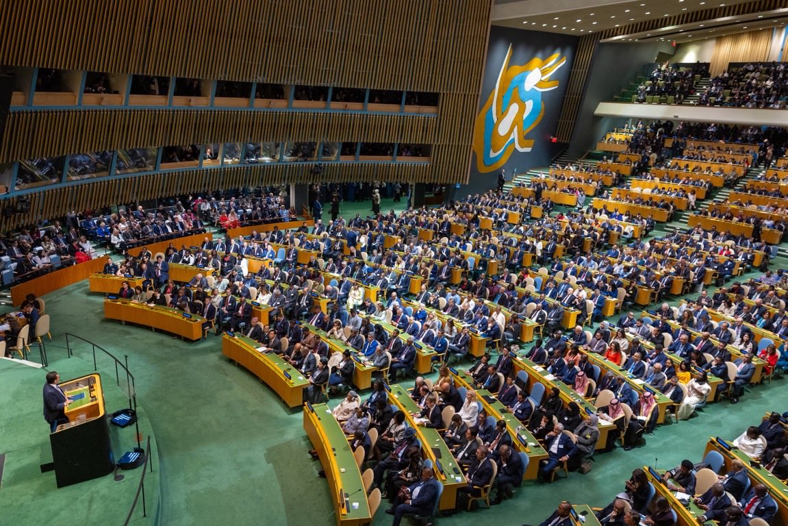 KSAmofaEN's tweet photo. #NewYork | Foreign Minister HH Prince @FaisalbinFarhan heads the Kingdom’s delegation participating in the opening of the High-Level Week of #UNGA81. 

#SaudiArabiaAtUN🇸🇦🇺🇳 https://t.co/9079fmBg12