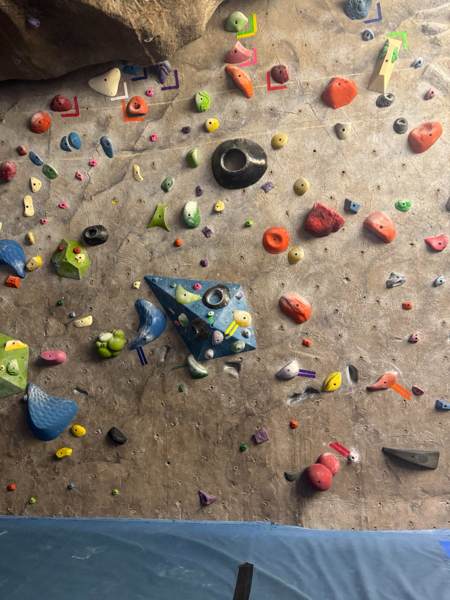 Ethereal_Rin's tweet photo. Taking your dog rock climbing https://t.co/NyskymF3yl
