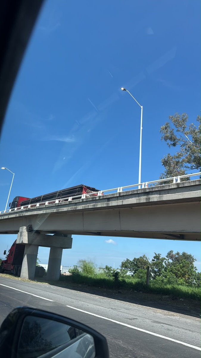 TiradoGaby's tweet photo. @jalisco_sict, @Trafico_ZMG Maria Padilla Romo, es urgente, vuelvan a poner la barra que impide que vehículos pesados tomen el retorno de rancho contento, todos los días bloquean el tráfico, ocasionando filas, interminables. La carretera Nogales se ha vuelto intransitable. https://t.co/xHa1UtMOgS