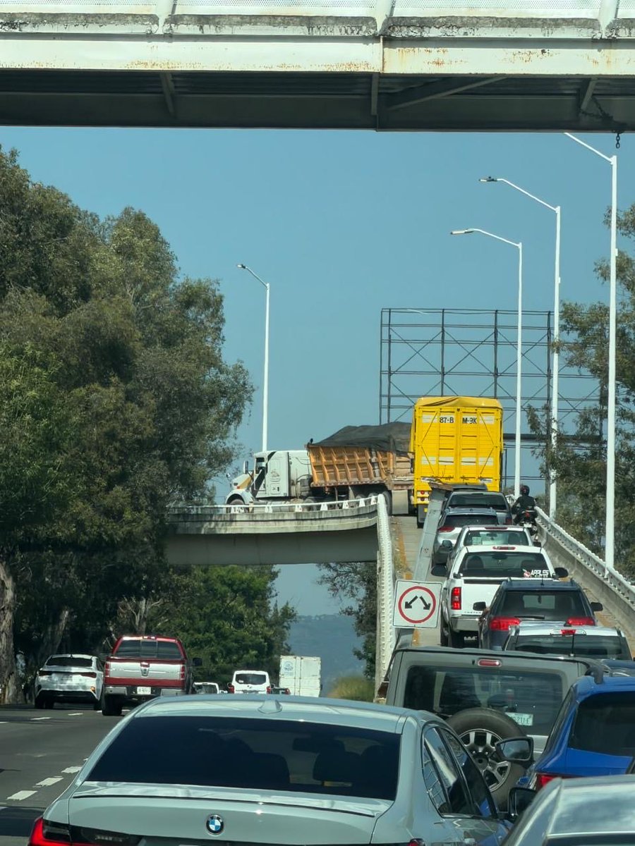 TiradoGaby's tweet photo. @jalisco_sict, @Trafico_ZMG Maria Padilla Romo, es urgente, vuelvan a poner la barra que impide que vehículos pesados tomen el retorno de rancho contento, todos los días bloquean el tráfico, ocasionando filas, interminables. La carretera Nogales se ha vuelto intransitable. https://t.co/xHa1UtMOgS