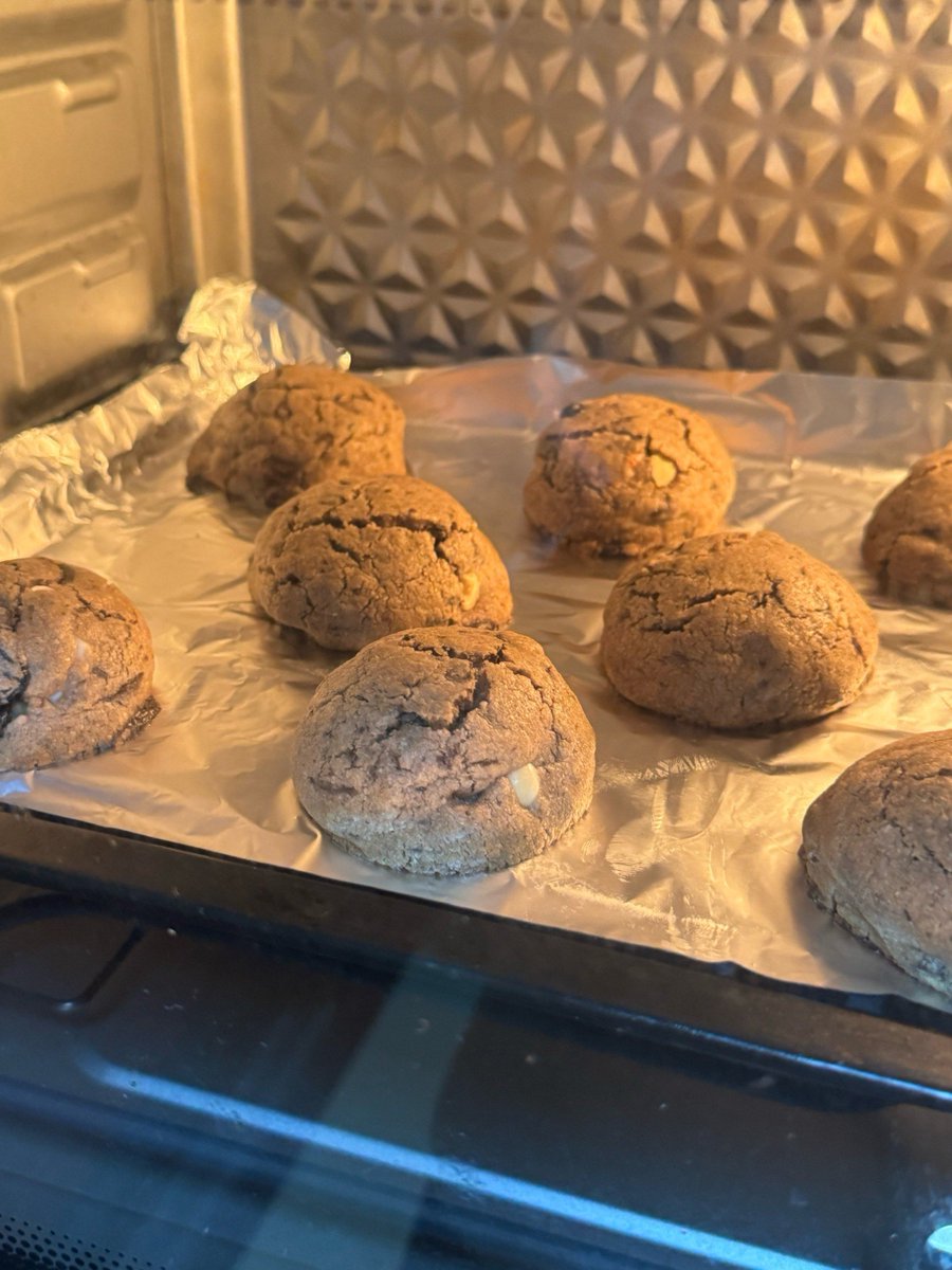 LanceFifiero's tweet photo. Neighborly win! Baked my famous chocolate chip cookies u0026 left a jar of honey I got at the farmers’ market on 3A’s doorstep this morning—got a text saying they brought me over their homemade tomato soup in return! Small acts = big smiles ， https://t.co/sb6TZGJEFg