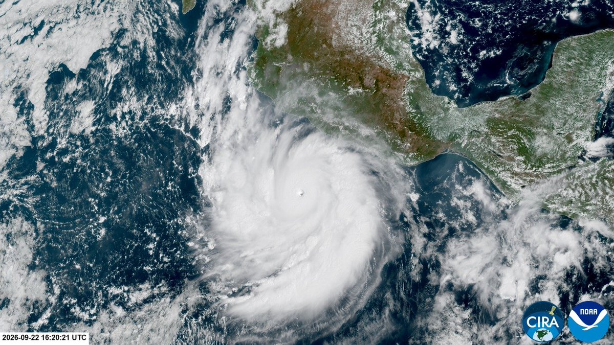webcamsdemexico's tweet photo. ¡Impresionante! 😱

El ojo del super poderoso #Huracan #Polo #Catgoría5 en el #Pacífico. 🌀 https://t.co/jHVGQjyzEH