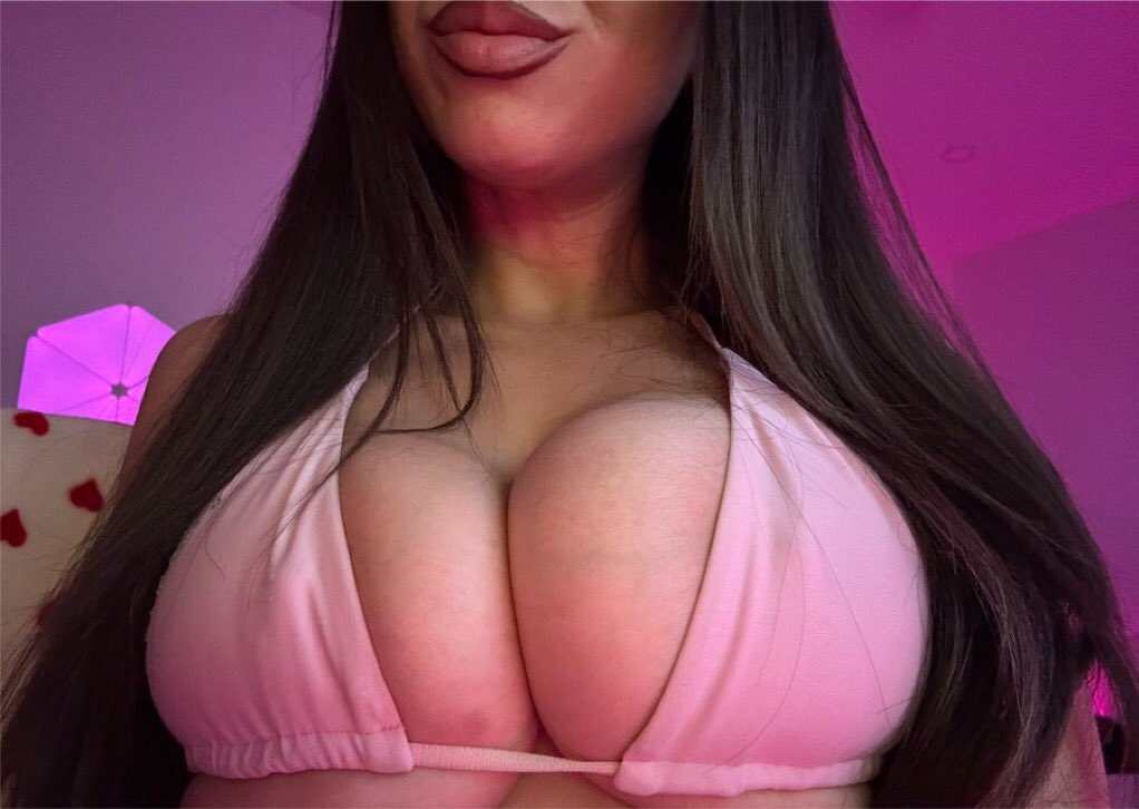 IsabellaAm40's tweet photo. Did I make you stop scrolling 💋🤭 https://t.co/wtjAQkcI98