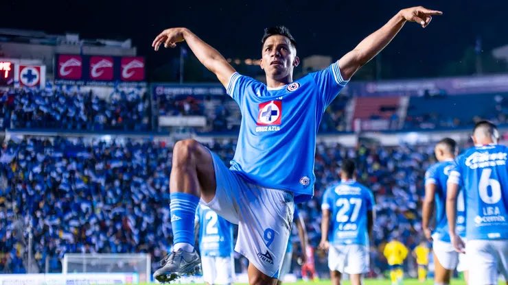 canion28298's tweet photo. El aura de la afición, el equipazo, los 41 puntos y lo hermoso que movía la pelota el Cruz Azul, siempre me dolerá que no salimos campeones este puto torneo, lo merecíamos. https://t.co/ewJNahi3E6