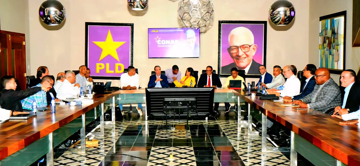 PLDenlinea's tweet photo. #PortadaPrincipalPLD | Pasan revista a los detalles de la Consulta del 18 de octubre en el #PLD.

La Comisión Organizadora de la Consulta sobre Aspirantes Presidenciales (CONAP-2026) del PLD se reúne con aspirantes y sus representantes.

AMPLIAR: https://t.co/i7UgH720wA https://t.co/4Q9sK3IgI6