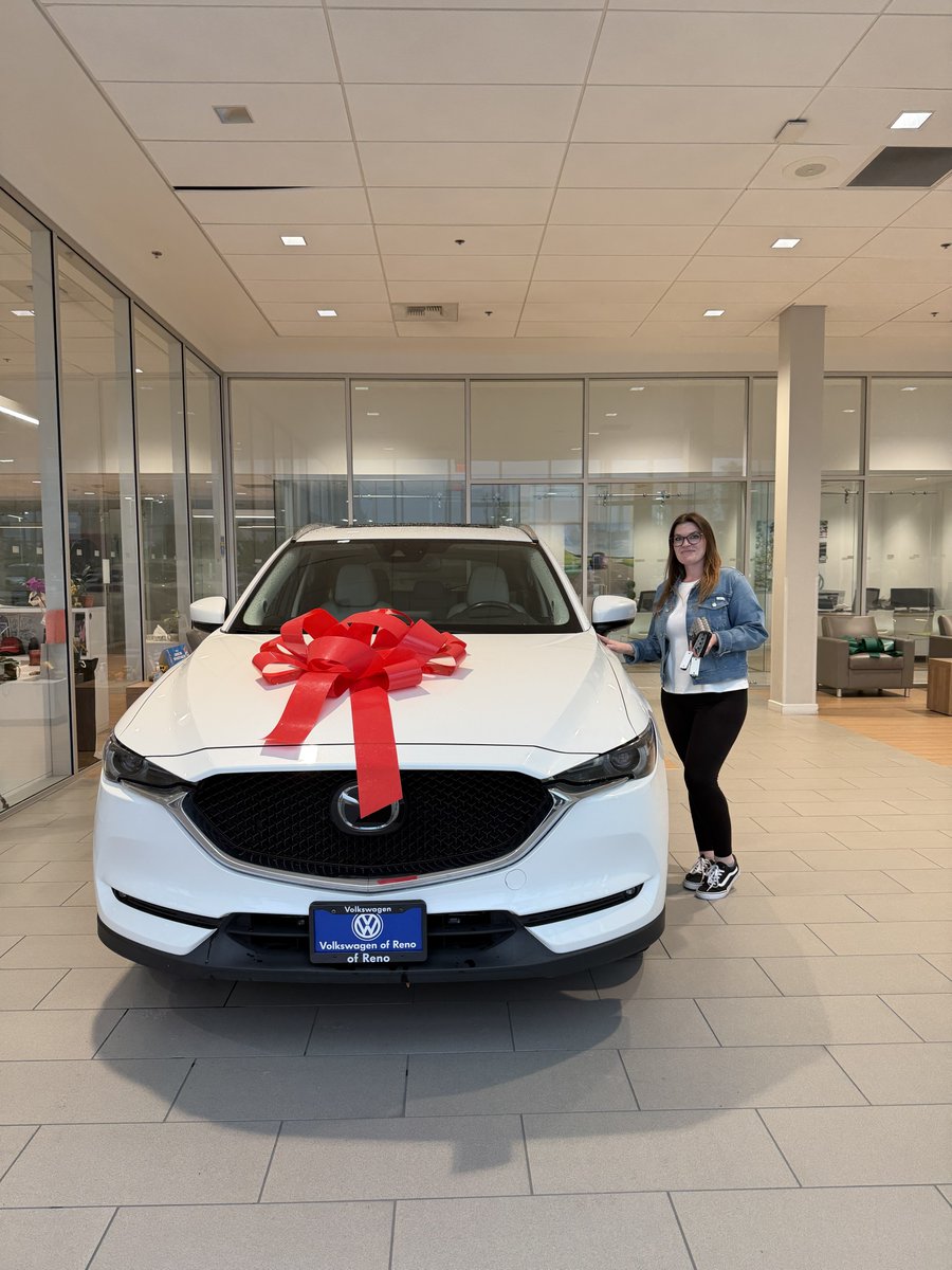 lithiavwreno's tweet photo. Another great handoff and another happy customer on the road. 🚙🙌 #LithiaVWOfReno #HappyCustomer #RenoDrivers #NewCarDay https://t.co/BYQ3UVi9IH