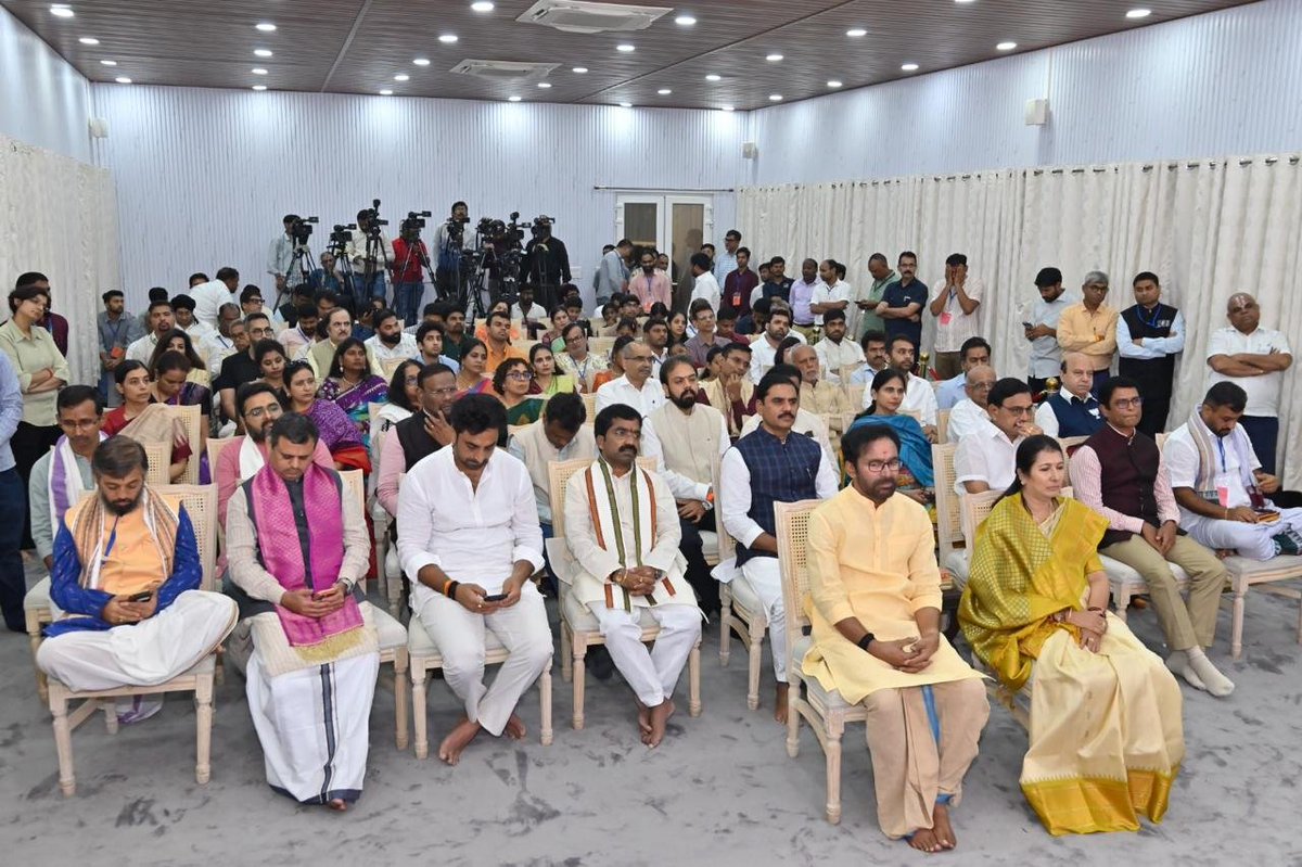 kishanreddybjp's tweet photo. ఇవాళ ఢిల్లీలోని నా అధికారిక నివాసంలో, పవిత్రమైన 39వ చాతుర్మాస్య వ్రతం సందర్భంగా ఉడుపి శ్రీ పేజావర అధోక్షజ మఠ పీఠాధిపతి పరమపూజ్య జగద్గురు శ్రీశ్రీ విశ్వప్రసన్న తీర్థ మహాస్వామీజీ వారికి పాదపూజ చేసి, వారి దివ్యాశీస్సులు అందుకోవడం జరిగింది. https://t.co/HksD4OPbcj