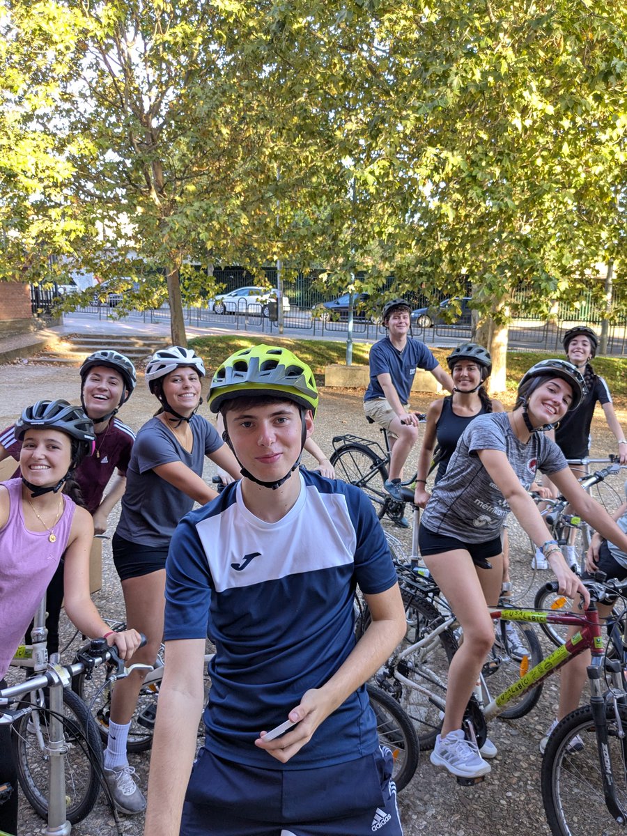 oficinaverde's tweet photo. 🚲 Hoy celebramos el #DíaSinCoches con los colegiales del @cm_sanbartolome. Con este paseo interpretado de naturaleza en bicicleta queremos recordar que caminar, pedalear o utilizar el transporte público ayuda a reducir emisiones y mejorar la calidad del aire 🌱🏙️ #MobilityWeek https://t.co/L06wSMbsZz