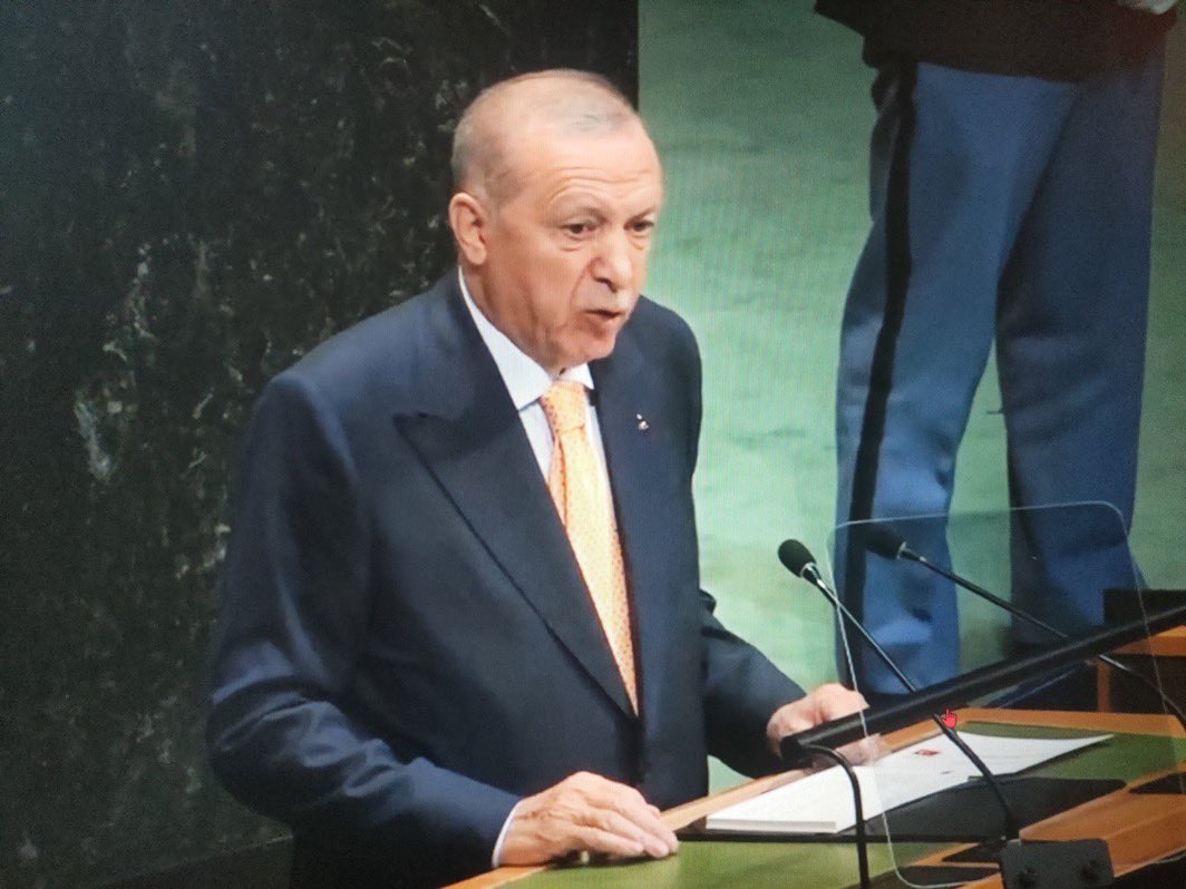 Agirman2727's tweet photo. Dünyanın adaletle yükselen güçlü bir sese ihtiyaç duyduğu bu zamanda; Cumhurbaşkanımız Sayın @RTErdogan’ın “daha adil bir dünya mümkün” diyerek verdiği mücadele, dünyaya ve tüm mazlum coğrafyalara cesaret ve umut oluyor.

Adaletin Sesi Erdoğan
#ErdoganTheVoiceOfJustice https://t.co/sAu60LLxRk