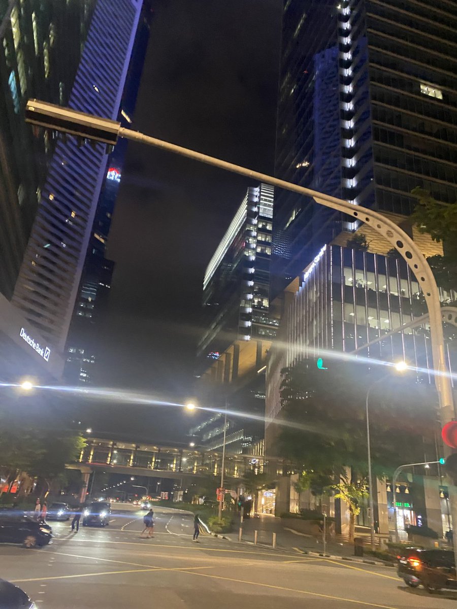Lilayy021's tweet photo. The streets were still bustling with people. https://t.co/x38ATNKCyg