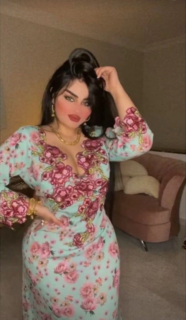 Load5ik's tweet photo. يا ويلي اذا قاطعت ماما و هي تصور لفحلها 😭🐽 https://t.co/gqx5CeyUIv