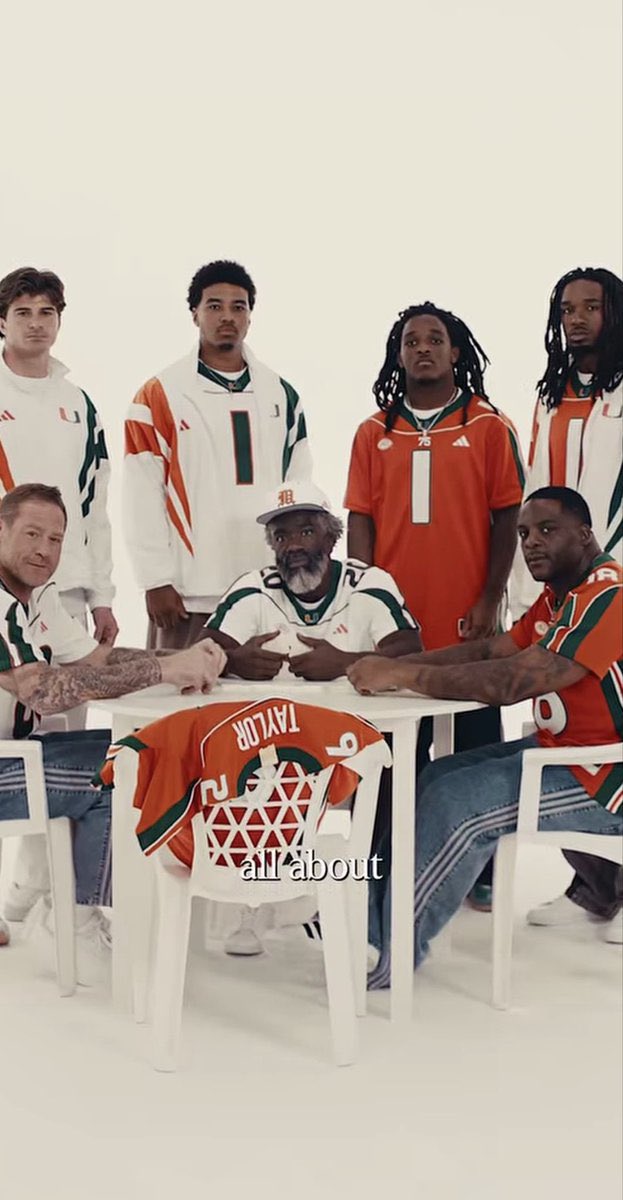 98CanesFootball's tweet photo. My heart hurts looking at the Sean Taylor jersey on the chair #GoCanes #RIPSeanT #️⃣2️⃣6️⃣ https://t.co/xDJwS1yDYO