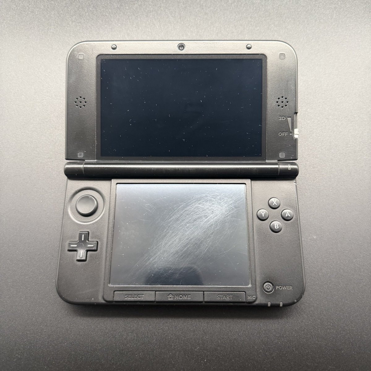 StereoDemoness's tweet photo. Vi en un sitio por 400 lucas una 3ds XL, la pantalla táctil con "rayitas"

No hay salvación alguna https://t.co/1JPun3EptE