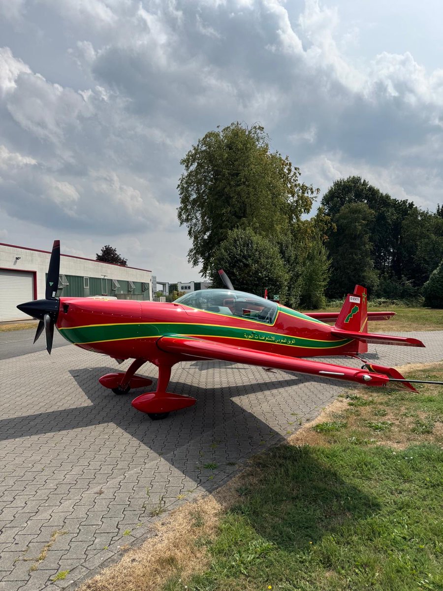 FAR_MAROC's tweet photo. #MMF_EXCLUSIF #ForumFARMAROC #MarcheVerte
وصلت اليوم أولى طائرات EXTRA 300 LX التي ستصبح الطائرة الرسمية لسرب الطيران الاستعراضي المغربي ‘المسيرة الخضراء '
في نسخة  أحادية المقعد و أخرى ثنائية المقعد (للتكوين) لمراكش، على ان يتم التقديم الرسمي لها خلال معرض مراكش الدولي للطيران بداية أكتوبر.
وستحصل القوات الملكية الجوية على 12 طائرة منها طائرتين ثنائيتي المقعد للتكوين، ستحمل الترقيم CN-BEA/B/C… الخ