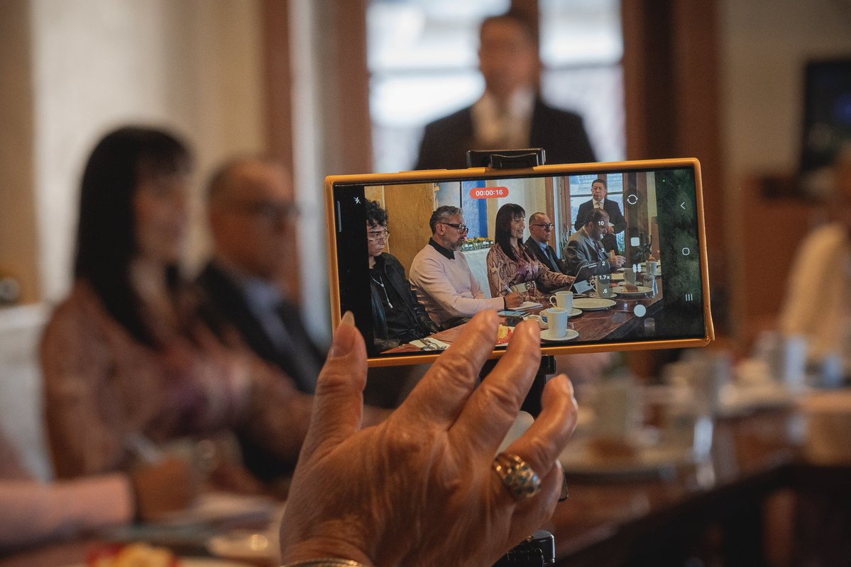 DianaSanchezBar's tweet photo. Hoy platicamos con medios de comunicación.

En nuestro movimiento no hay dedazos ni imposiciones. Aquí el pueblo decide. 

Seguimos adelante y con más fuerza. ✊ https://t.co/BDjamMqR8q