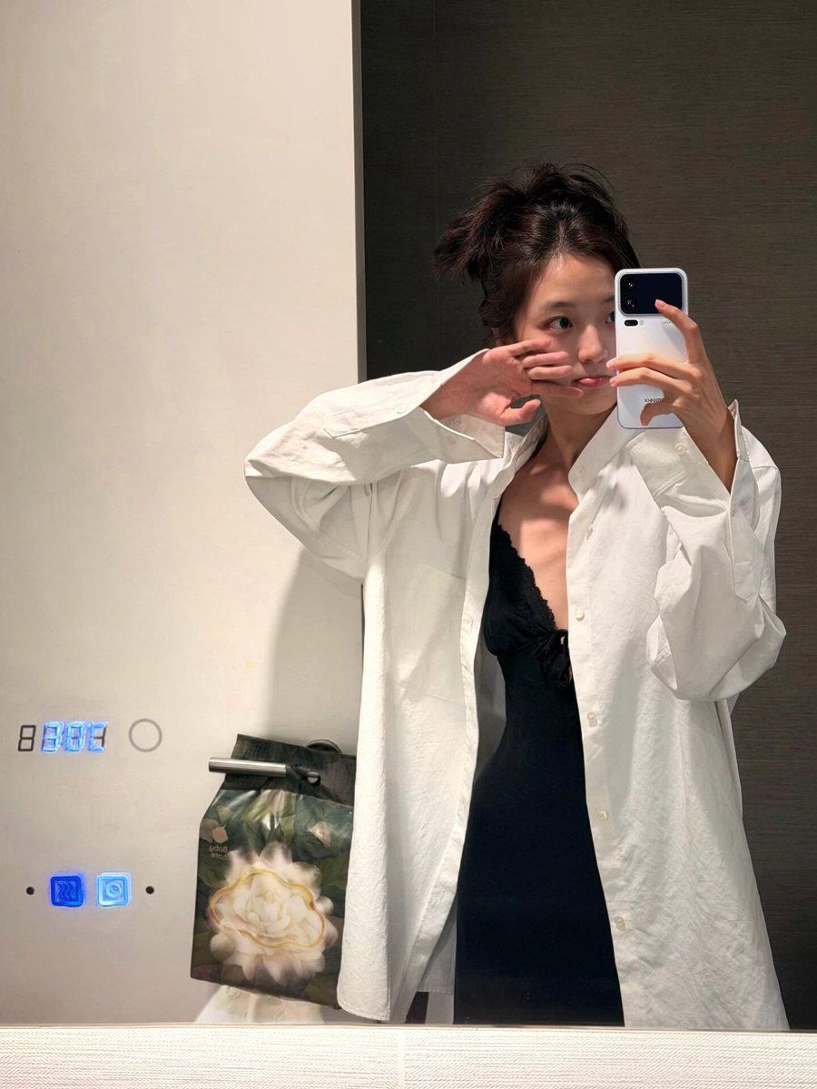 sunqianfirst's tweet photo. Her mirror selfie game is actually insane

~ #SunQian https://t.co/oDptOvvkRD