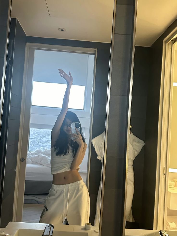 sunqianfirst's tweet photo. Her mirror selfie game is actually insane

~ #SunQian https://t.co/oDptOvvkRD