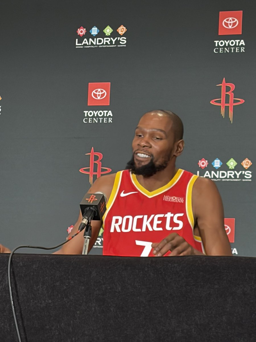 WillGuillory's tweet photo. Kevin Durant is here https://t.co/8dhDGZqUQg