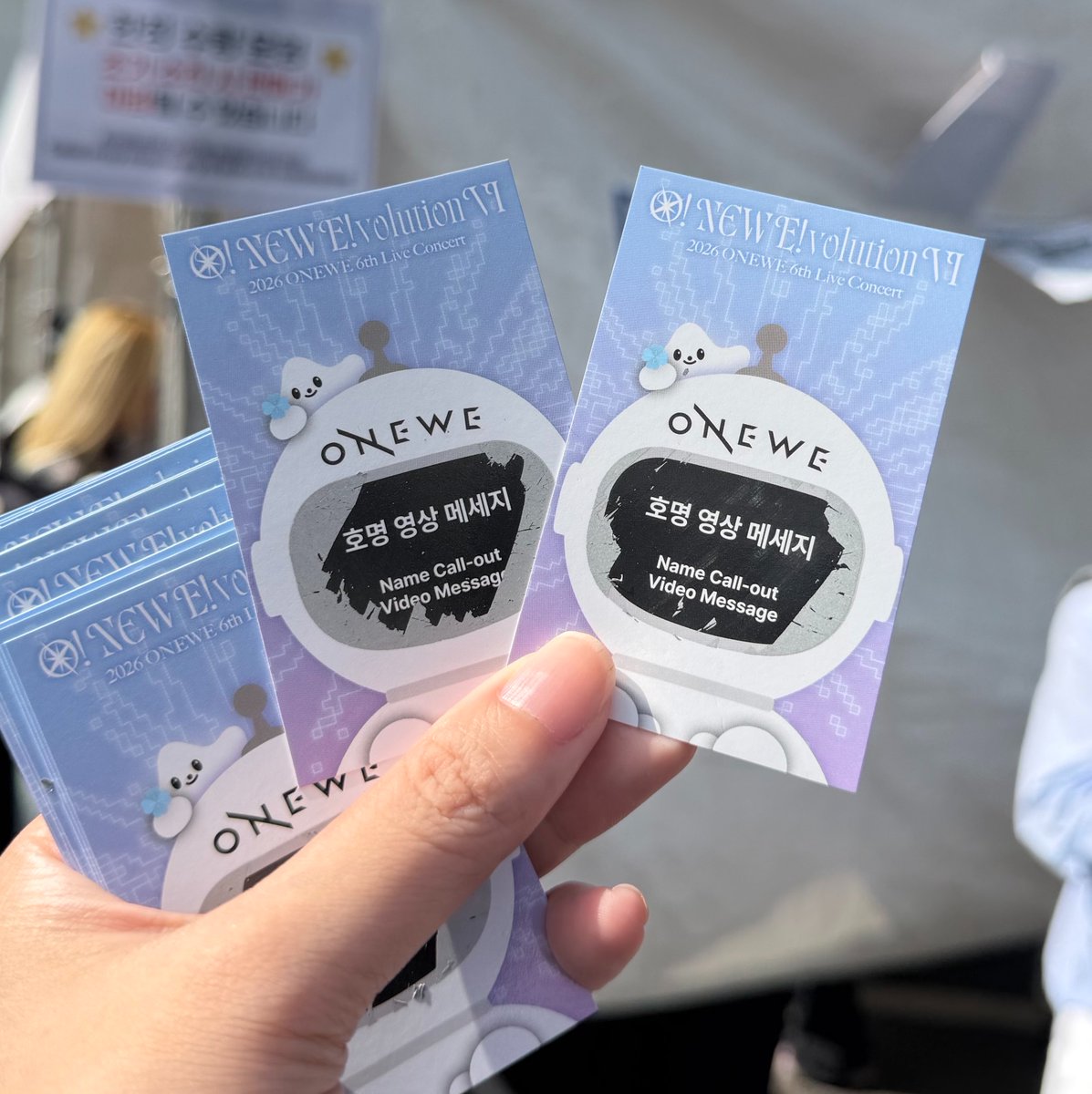 onewe_0094_1_tw's tweet photo. 260920 랜덤 스크래치 카드 이벤트🍀
호명 영상 메시지 진짜 넘넘 기대돼~🥹💌
멤버가 랜덤으로 나온다던데?!
얼른 받아볼 수 있으면 좋겠당ㅎㅅㅎ
아~두근두근💓🫶🏻
#원위 #ONEWE
#O_NEW_Evolution_VI
#ONEWE_6th_Live_Concert
#O_NEW_Evolution https://t.co/vKjl8E2JCU