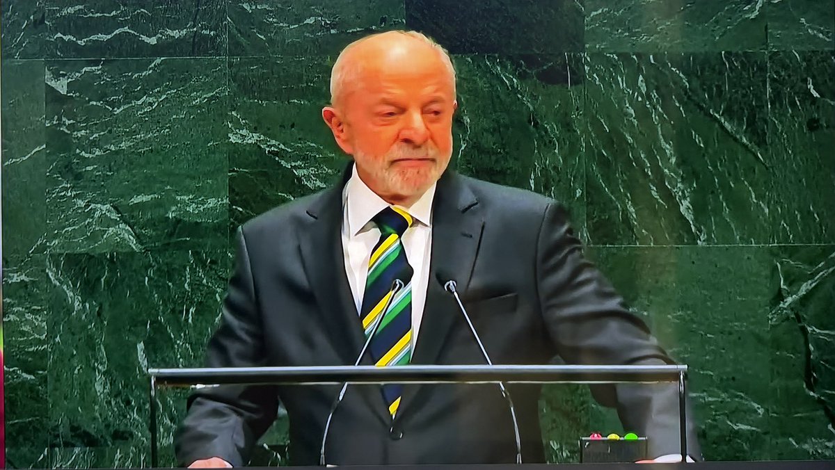 MarceloRoMonte's tweet photo. Depois de um total de quase 20 anos de PT no poder, chegamos a cerca de 60% da população brasileira vivendo em áreas dominadas (ou ao menos sob forte influência) de facções criminosas. Chegamos também ao ponto de já termos tido mais de 20 cidades brasileiras na lista das mais violentas do mundo.
Hoje, o senhor Luiz Inácio Lula da Silva “explicou” para as Nações Unidas o “sucesso” de seu governo no combate ao crime organizado. 🤡