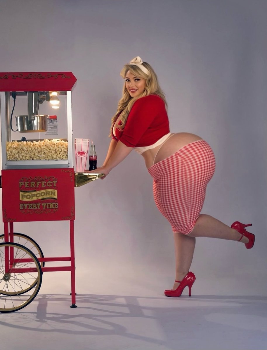 IconicCurves9's tweet photo. Emma St James https://t.co/ZRmKXUWJ2Q