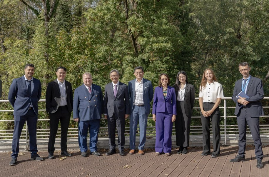 onera_fr's tweet photo. On Sept 17 #ONERA welcomed a delegation from DSO National Laboratories. Our presidents Chee Hoo Cheong &amp; Emmanuel Chiva signed the renewal of our research agreement.
25 years of cooperation in radar, optics, quantum &amp; AI robotics.

@presidentONERA @SONDRA_fr 

#Collaboration #DSO https://t.co/XlY33V4P9p