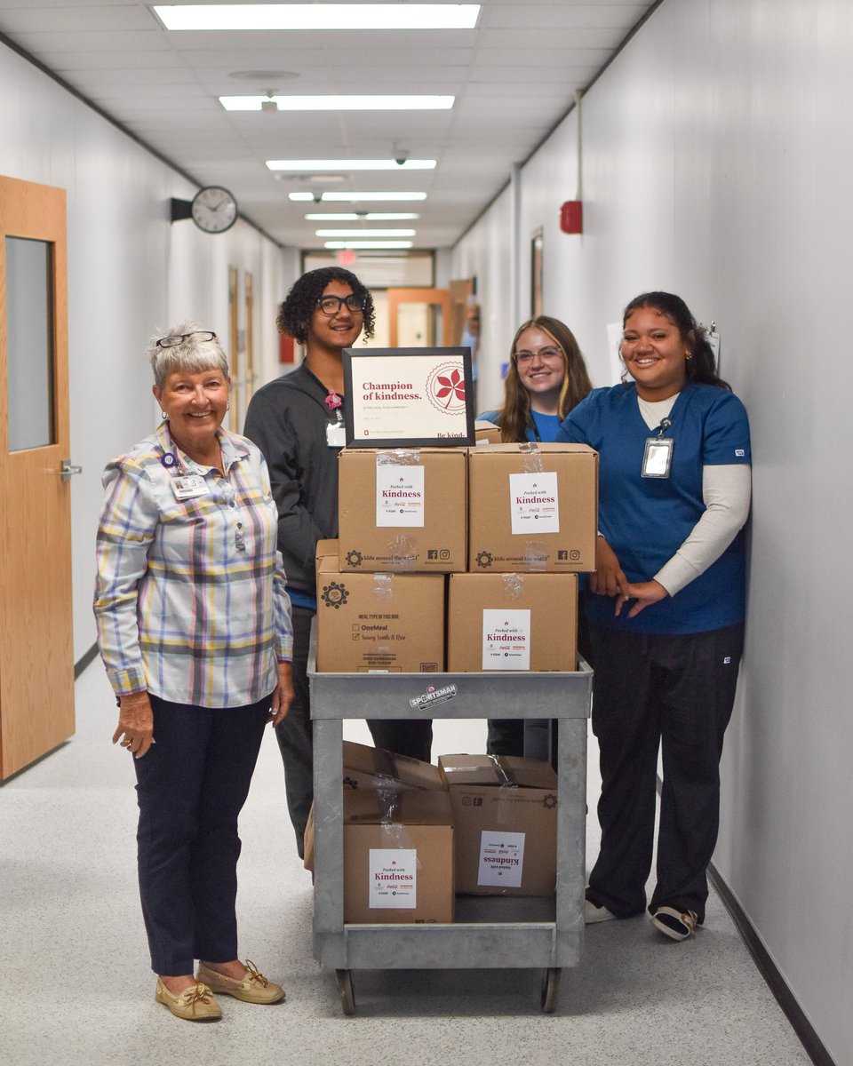 PickawayRossCTC's tweet photo. Our food pantry received 10 cases of pantry staples from The Ohio State University through its local community food outreach efforts! Thank you to Counselor Michelle Bochard for picking up the donation and to our Health Science students for helping unload it. #PRCTCProud https://t.co/OM8bWHyeAx