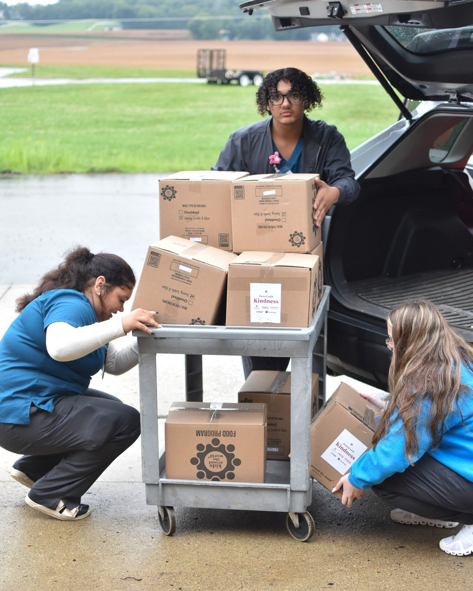 PickawayRossCTC's tweet photo. Our food pantry received 10 cases of pantry staples from The Ohio State University through its local community food outreach efforts! Thank you to Counselor Michelle Bochard for picking up the donation and to our Health Science students for helping unload it. #PRCTCProud https://t.co/OM8bWHyeAx