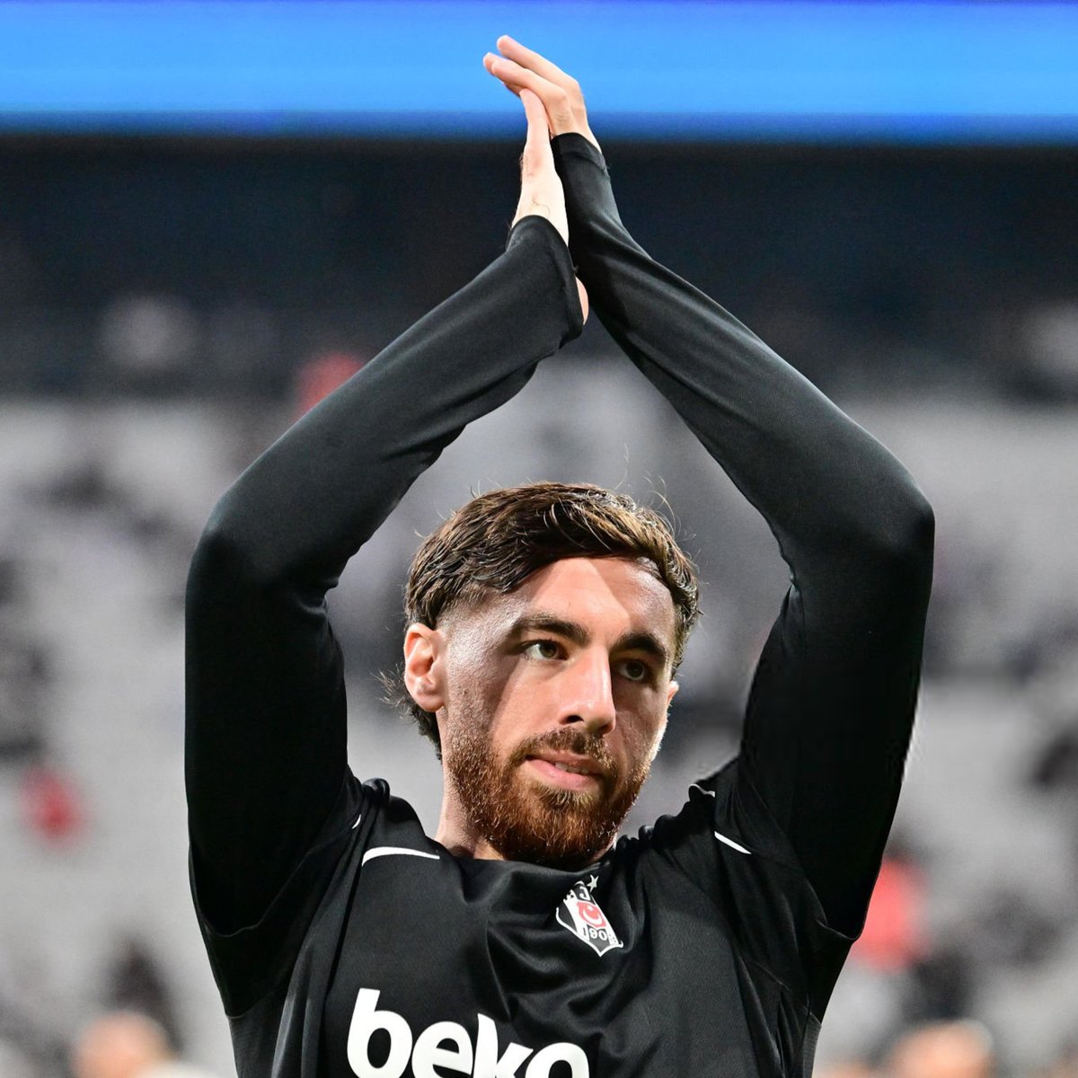 emrahc_'s tweet photo. Türk futbolunda itibar var diyenler şu tiyatroyu bir açıklasın:

Sahada adam doğrayan, bilek ezen, dirsek atan Torreira aylardır kırmızı yüzü görmezken; Orkun Kökçü nasıl ondan daha fazla kart görebiliyor?

Beşiktaş'ın rakibi sarı kartlıyken hakemin yüzüne baka baka küfrediyor, atılmıyor. Fakat konu Beşiktaş olunca cezalar saniyeler içinde kesiliyor.

Masa başında kurduğunuz bu kirli düzeni bana kim açıklayacak?