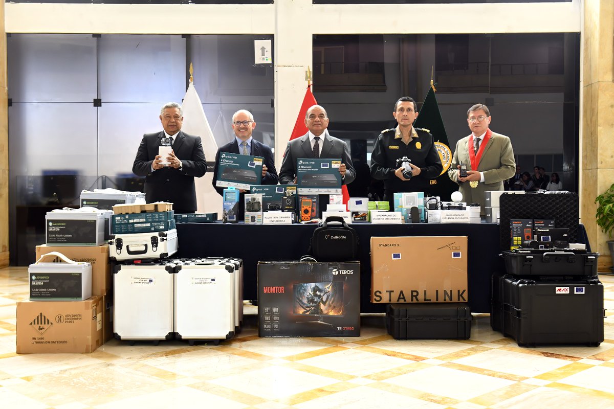 MininterPeru's tweet photo. ✅ ¡Más tecnología para fortalecer la investigación policial! 👮🏽‍♀️👮🏽‍♂️ 

La Policía Nacional del Perú (@PNP_Noticias), a través de sus unidades especializadas en combatir delitos ambientales, trata de personas y homicidio calificado contra integrantes de comunidades nativas, fortalecerá su labor de investigación frente al crimen organizado nacional y transnacional gracias a modernos equipos tecnológicos donados por la Unión Europea.

#SeguridadYOrden