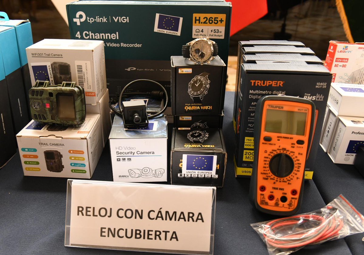 MininterPeru's tweet photo. ✅ ¡Más tecnología para fortalecer la investigación policial! 👮🏽‍♀️👮🏽‍♂️ 

La Policía Nacional del Perú (@PNP_Noticias), a través de sus unidades especializadas en combatir delitos ambientales, trata de personas y homicidio calificado contra integrantes de comunidades nativas, fortalecerá su labor de investigación frente al crimen organizado nacional y transnacional gracias a modernos equipos tecnológicos donados por la Unión Europea.

#SeguridadYOrden