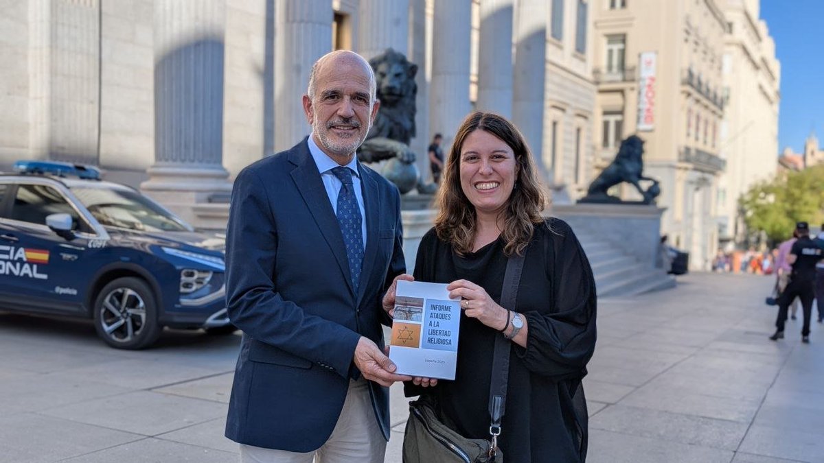 olreligiosa's tweet photo. 🤝 Hoy nos hemos reunido con el diputado @albertocatalanh para presentarle, un año más, el Informe de Ataques a la Libertad Religiosa 🛐, e impulsar iniciativas para reducirlos. 
🙌🏻 Gracias por recibirnos https://t.co/DT9G5JlXB5