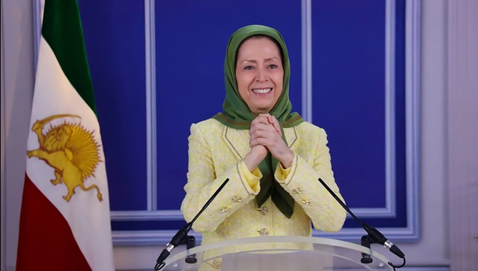 PMOIRAN's tweet photo. پیام به تظاهرات ایرانیان آزاده در نیویورک در برابر سازمان ملل متحد - مریم رجوی

مریم رجوی: کرسی ایران متعلق به مردم ایران و مقاومت برحق آنها برای صلح و آزادی و جمهوری دموکراتیک است

هم‌وطنان و یاران مقاومت!
شخصیتها و دوستان مقاومت مردم ایران!
در گردهم‌آیی شما در برابر سازمان ملل متحد، صدای اعتراض مردم سرکوب‌شده ایران شنیده می‌شود.

اعتراض به اشغال کرسی ایران توسط فاشیسم دینی

حرف ما این است که ادامه اشغال کرسی ایران در سازمان ملل متحد توسط رژیم ولایت فقیه، ادامه همان اشتباهی است که در چند دهه گذشته مردم و مقاومت ایران را نادیده گرفته است.
حضور جانیان علیه بشریت و دست‌اندرکاران نسل‌کشی در این ساختمان، حقوق‌بشر و صلح و عدالت را به سخره می‌گیرد. کسانی که دستشان به خون صدها هزار بی‌گناه در ایران و کل منطقه آلوده است، باید از ملل متحد اخراج شوند.
کرسی ایران متعلق به مردم ایران و مقاومت برحق آنها برای صلح و آزادی و جمهوری دموکراتیک است.
زمان آن فرا رسیده است که به صدای مردم ایران گوش فرا دهید؛ مردمی که نه خواهان جنگ‌اند و نه استبداد؛ مردمی که خواهان آزادی و یک جمهوری دموکراتیک هستند. رژیم آخوندی، دشمن مردم ایران و تهدیدی علیه صلح و امنیت منطقه و جهان است. تا زمانی که این رژیم پابرجاست، سرکوب، اعدام، تروریسم و جنگ‌افروزی ادامه خواهد داشت. راه‌حل، تغییر دموکراتیک به دست مردم ایران و مقاومت سازمان‌یافته آنان است. این تغییر در دسترس است.

پیام پرقدرت مردم ایران
مردم ما امروز پیام پرقدرتی برای جهان دارند.
پیام آنان این است که فاشیسم دینی حاکم بر ایران را، به هر قیمت، سرنگون خواهند کرد.
این پیام کانون‌های شورشی است؛
پیام زندانیان سیاسی است که در شکنجه‌گاهها ایستادگی می‌کنند.
پیام زندانیان سیاسی زیر حکم اعدام است.
از دختر شجاع و جوان ارغوان فلاحی که حکم اعدامش دوباره توسط این رژیم جنایتکار تأیید شد و از شکنجه‌گاه اوین نوشت: «ما از نسل زد، ضددیکتاتوری و واب��تگی، ضد شاه و شیخ، هستیم»
تا جواد وفایی ثانی، ورزشکار دلیر که هفت سال است مشهد زندانی است.
بله، این پیام شهیدانی است که در ماه‌های اخیر برای آزادی سربدار شدند.
این پیام قیام‌کنندگان در قیامهای پیاپی سال‌های اخیر است؛
و پیام مردم خشمگینی است که به سوی قیامی بزرگ‌تر در حرکت‌اند.

چشم بستن بر جنایت‌های رژیم اعدام و قتل‌عام
فریاد شما در گردهم‌آیی در برابر سازمان ملل متحد، بیانگر اعتراضی روشن است.
اعتراض به پذیرش رئیس‌جمهور فاشیسم دینی در مجمع عمومی است.
او رئیس‌جمهور رژیم اعدام و قتل‌عام است.
حرف ما این است:
چرا بر جنایت‌های این رژیم چشم بسته‌اید؟
آیا ��شکهای مردم ایران و جهان را بعد از کشتار هزاران معترض در دیماه گذشته ندیدید؟
آیا از یاد برده‌اید که این رژیم ۷۲ بار در مجمع عمومی و دیگر نهادهای سازمان ملل متحد به‌دلیل نقض حقوق‌بشر محکوم شده است؟
چرا به گزارش گزارشگر ویژه ملل متحد در سال ۲۰۲۴ که تصریح می‌کند اعدام‌های دهه ۶۰ و قتل‌عام ۱۳۶۷ جنایت علیه بشریت و نسل‌کشی است، چشم فروبسته‌اید؟
چرا به گزارش اخیر عفو بین‌الملل تو��ه نکرده‌اید؛ گزارشی که تصریح می‌کند مقام‌های رژیم آخوندها در ۱۴۰۱ مرتکب جنایت علیه بشریت شده‌اند.
چرا گزارش چند روز پیش هیأت مستقل تحقیق بین‌المللی که کشتار تظاهر کنندگان در دیماه ۱۴۰۴ را جنایت علیه بشریت خوانده است، نادیده گرفته‌اید؟
آری، این رژیم، رژیم اعدام و قتل‌عام است؛
رژیمی با بیش از ۱۱۰۰ اعدام از آغاز سال ۲۰۲۶؛
با بیش از ۲۲۰۰ اعدام در سال ۲۰۲۵؛
با اعدام دهها زندانی سیاسی، فقط در ماه‌های اخیر؛
با پرونده‌های قطور کشتار معترضان در قیام دیماه ۱۴۰۴، قیام پاییز ۱۴۰۱، قیام آبان ۱۳۹۸ و بسیاری اعتراضهای دیگر؛
و با قتل‌عام ۳۰ هزار زندانی سیاسی در سال ۶۷.
سیاست چشم‌بستن بر جنایت‌های رژیم، نباید ادامه پیدا کند.

نقش تعیین‌کننده مردم و مقاومت ایران
هم‌وطنان و شخصیت‌های گرامی!
اکنون در برابر چند تجربه بزرگ قرار داریم:
نخست این‌که وقتی نقض وحشیانه حقوق‌بشر در ایران، با سکوت و بی‌عملی مواجه می‌شود، این رژیم در برنامه بمب‌سازی اتمی و جنگ‌افروزی در منطقه، دست خود را باز می‌بیند.
تجربه دیگر این است که راه‌حل مسأله ایران، جنگ و دخالت خارجی نیست؛ بلکه مردم ایران و مقاومت سازمان‌یافته آنها شایستگی آن را دارند که تغییر بزرگ در ایران را رقم بزنند.
دیگر این‌که سرچشمه بحران کنونی آن‌جاست که قدرتهای بزرگ، مردم و مقاومت ایران را نادیده گرفتند و حتی به درخواست رژیم، راه آن را سد کرده‌اند.
اما مردم بپا خاسته ایران با عزمی نیرومند به سوی یک جمهوری دموکراتیک حرکت می‌کنند. این توفانی توقف‌ناپذیر است.
مردم ایران هر گونه استبداد را، چه دینی و چه سلطنتی، رد کرده‌اند.
و هم‌چنان که مسعود رجوی، رهبر مقاومت ایران، گفت: جنگ ۶۰ ساله ما با شاه و شیخ برای آزادی و استقلال تا پیروزی انقلاب دموکراتیک ادامه دارد.
امروز در اینجا و همراه با تظاهرات شما، از مجمع عمومی می‌خواهیم، همان‌گونه که گزارشگر ویژه ملل متحد در سال ۲۰۲۴ و عفو بین‌الملل اخیراً خواسته است، یک سازوکار عدالت کیفری بین‌المللی ایجاد کند تا مرتکبان جنایت علیه بشریت در ایران تحت پیگرد قرار گیرند؛
از شورای امنیت می‌خواهیم پرونده نقض حقوق‌بشر توسط این رژیم را به دیوان کیفری بین‌المللی ارجاع دهد. و از کشورها می‌خواهم طبق صلاحیت قضایی جهانی، سرکردگان رژیم را تحت تعقیب قرار دهند.
ما جامعه جهانی را فرا می‌خوانیم که:
ـ حق مردم ایران برای سرنگونی رژیم و حق کانون‌های شورشی و ارتش آزادیبخش برای نبرد با سپاه پاسداران را به‌رسمیت بشناسد.
سلام بر آزادی
درود بر مردم ایران

برگرفته از سایت مریم رجوی
