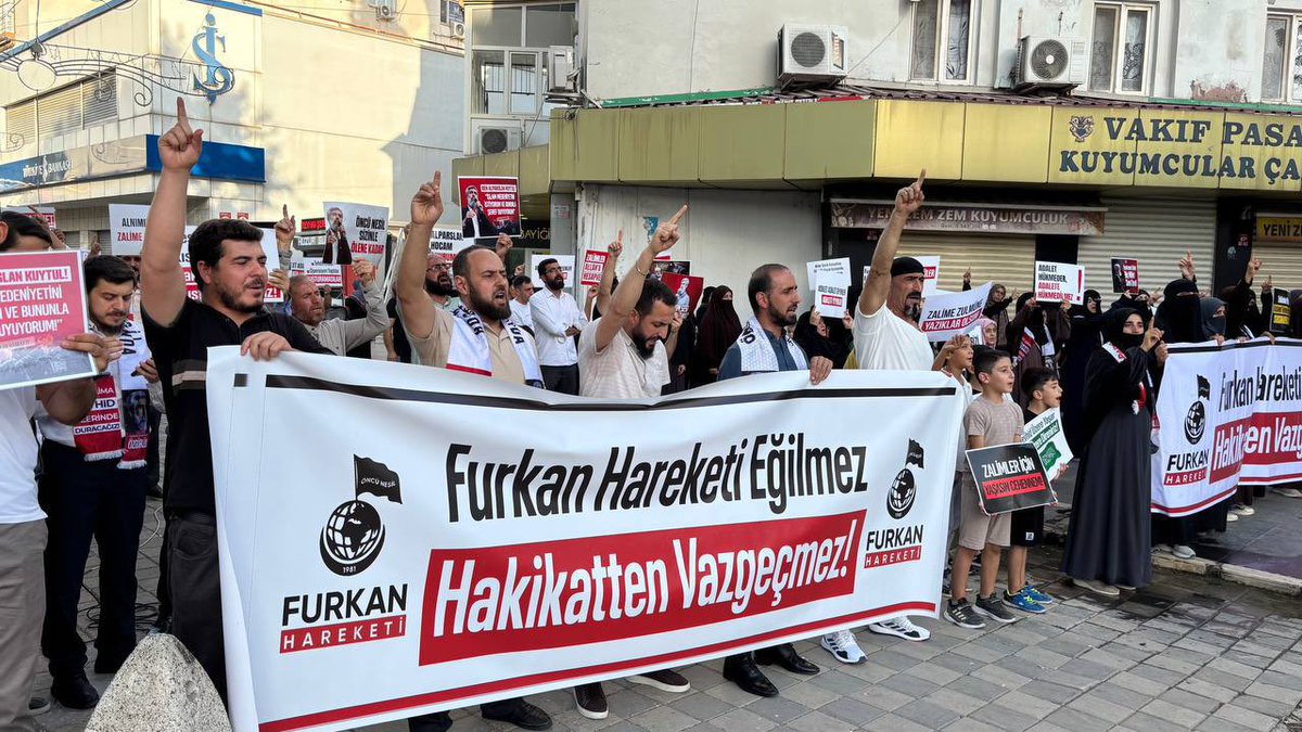 FH_Susmaz's tweet photo. ALPARSLAN KUYTUL HOCA’NIN TUTUKLUĞUNA VE FURKAN HAREKETİ’NE YÖNELİK OPERASYONLARA TEPKİLER BÜYÜYOR!

Alparslan Kuytul Hoca, Semra Kuytul Hocahanım ve Furkan Hareketi mensubunun tutuklanmasına, uygulanan hukuksuzluklara karşı Türkiye’nin dört bir yanında basın açıklaması ve özgürlük yürüyüşü gerçekleştiren Furkan Hareketi mensupları, adalet ve özgürlük talebini haykırmaya devam ediyor.

📍Şırnak - 📍Kahramanmaraş

#YargıEliyleZulüm
MahpusAilelerine Zulüm
AkpDönemi ZulümDönemi