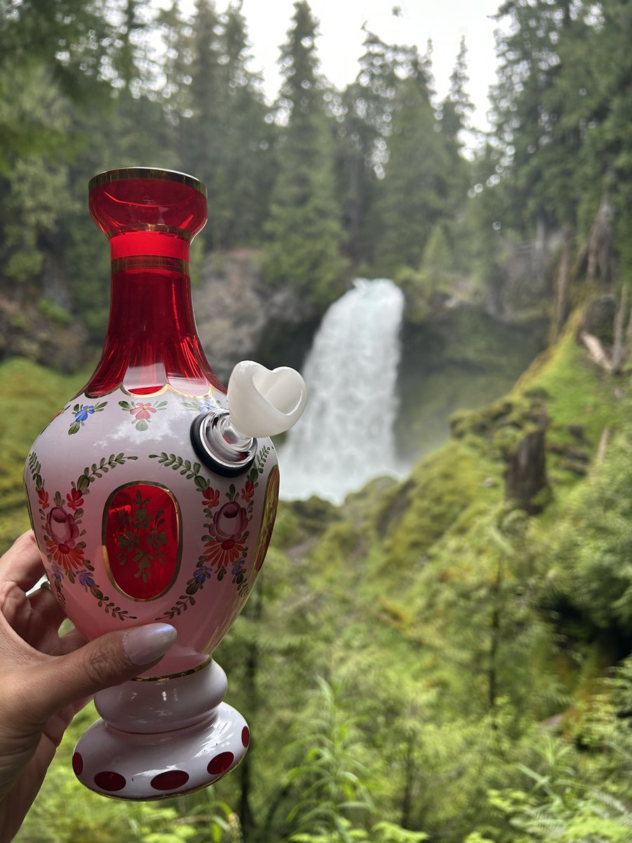 PeaceRoseShephe's tweet photo. Obsessed with the little window on this bong🌿 https://t.co/KjJrtaqFVh